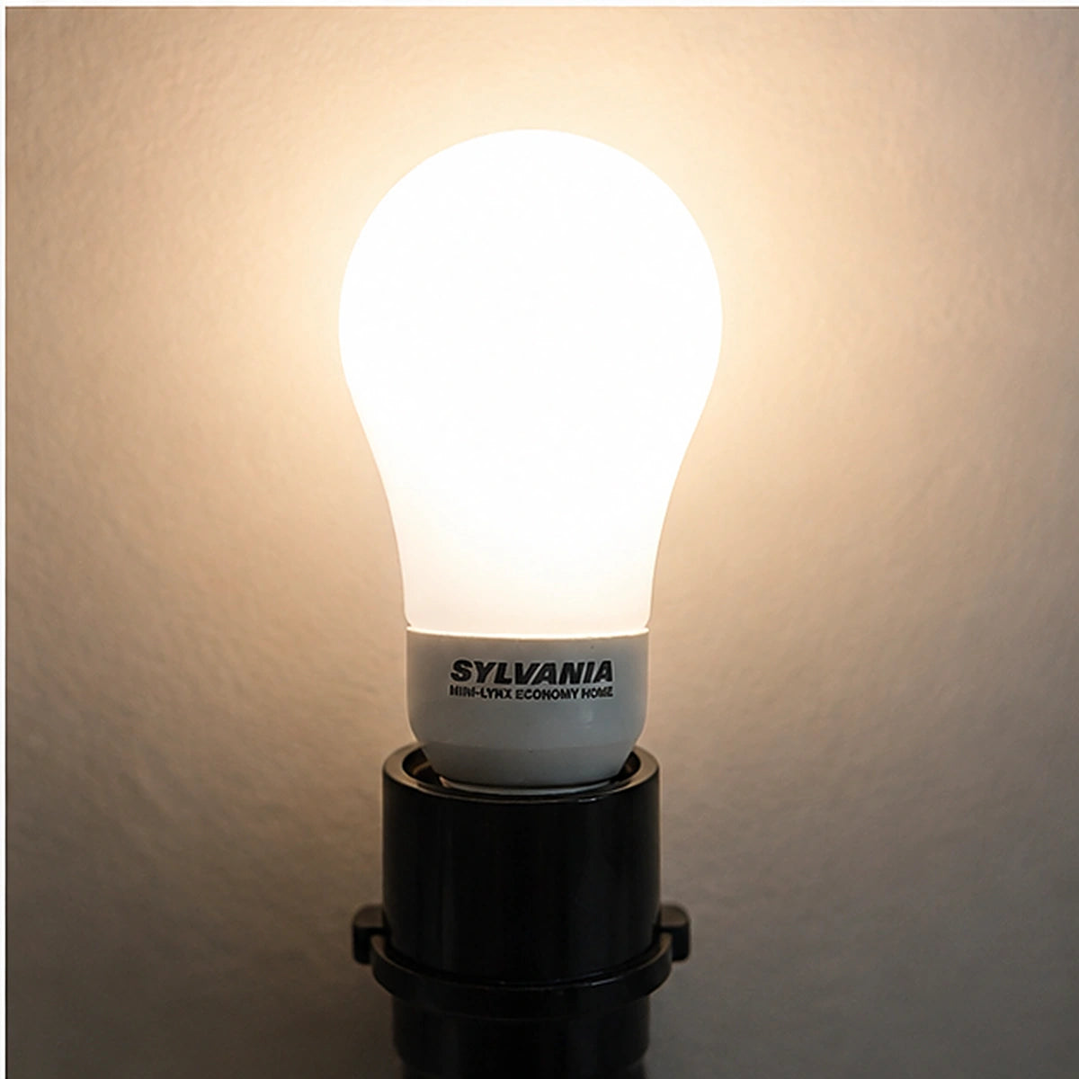 عبوة من 3 مصابيح SYLVANIA 15 واط موفّرة للطاقة – قاعدة E27 – 800 لومن